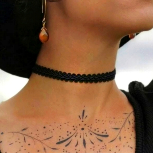 Velvet choker necklace 🖤 - Picture 2 of 5